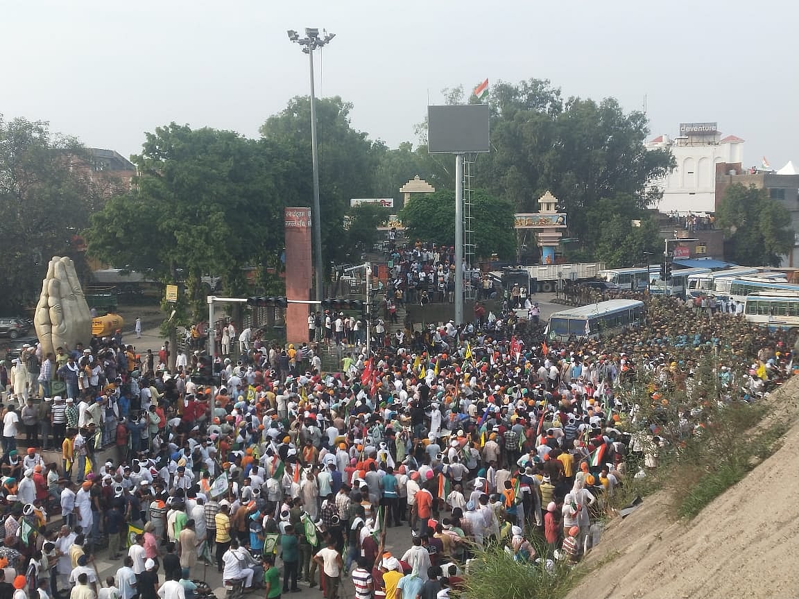 Police arrests leaders as thousands of farmers march towards Karnal mini-secretariat after inconclusive talks
