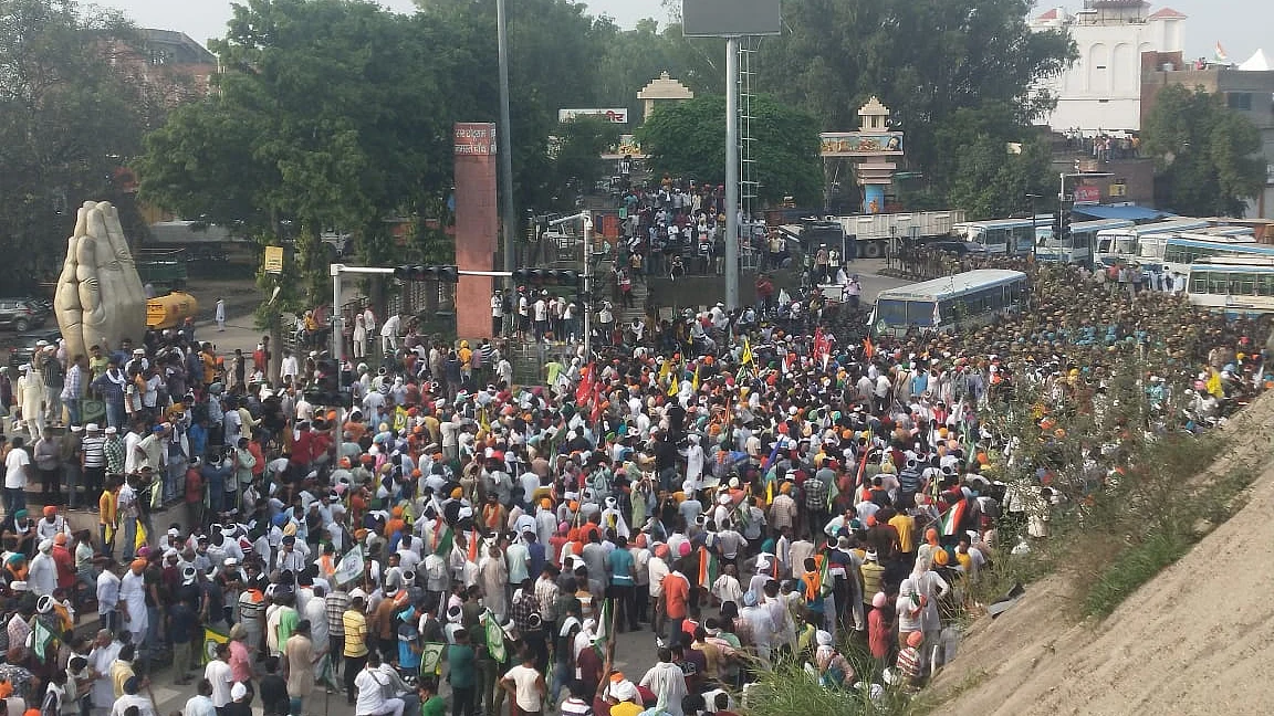 Police arrests leaders as thousands of farmers march towards Karnal mini-secretariat after inconclusive talks