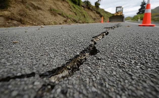 Strong quake hits near Acapulco, buildings sway in capital