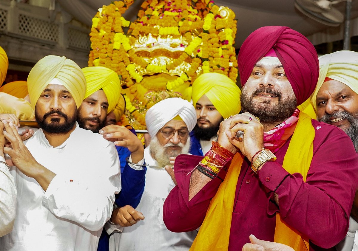 Channi, Sidhu pay obeisance at Golden Temple