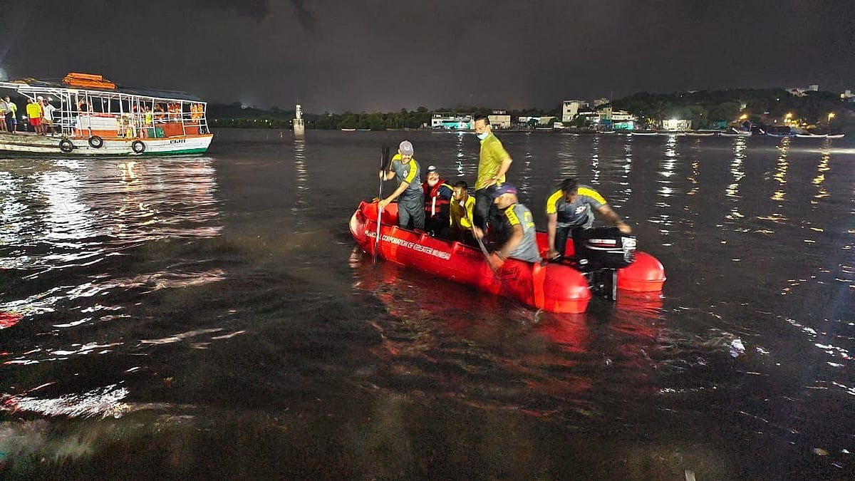 Rescue teams looking for the drowning victims