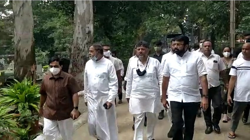 Congress leaders in Bengaluru pay respect to Oscar Fernandes