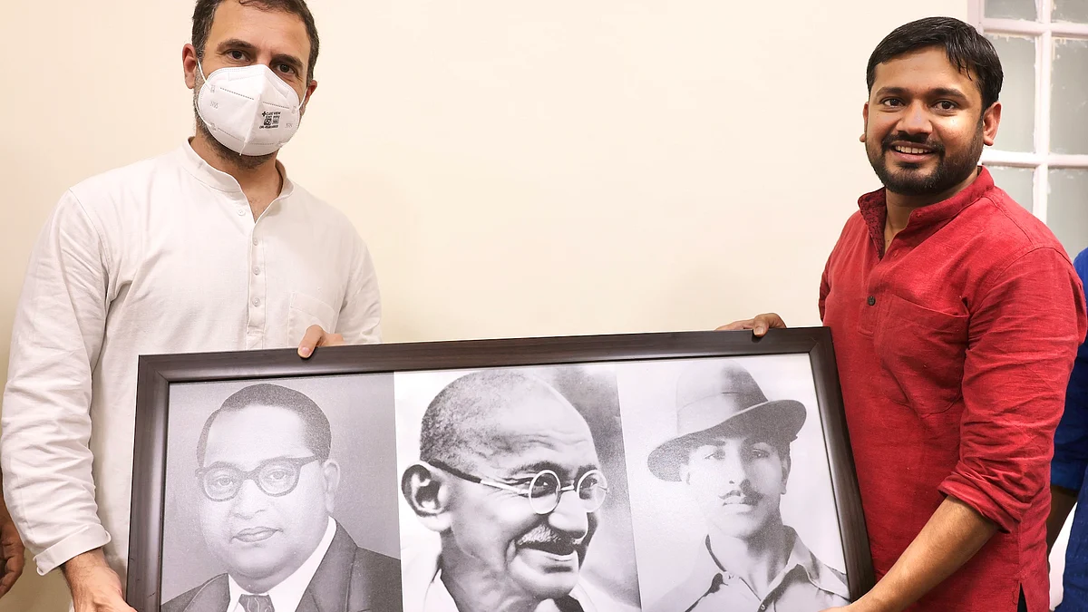 Kanhaiya Kumar presenting a momento to Rahul Gandhi