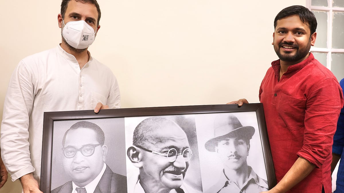 Kanhaiya Kumar presenting a momento to Rahul Gandhi