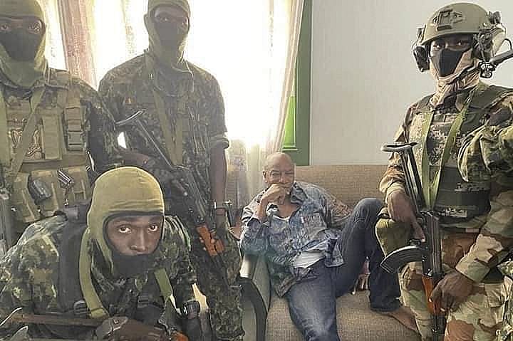 Soldiers detain Guinea's president, dissolve government