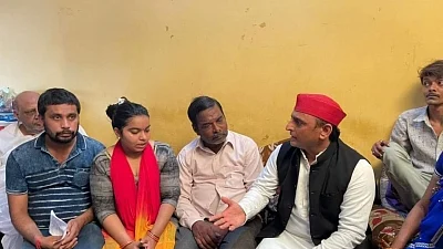 Akhilesh meets Kanpur businessman's family, seeks judicial probe