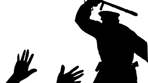 Man impersonating a cop dupes woman of jewellery