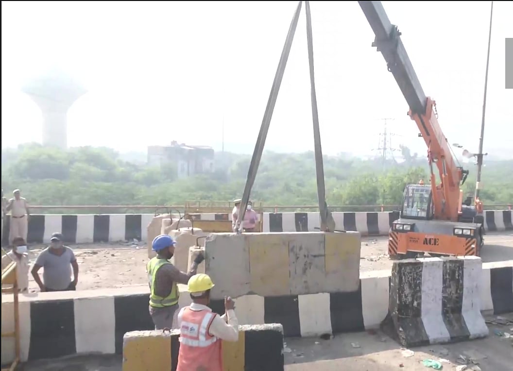 Cops removing barricades at Ghazipur farmers' protest site