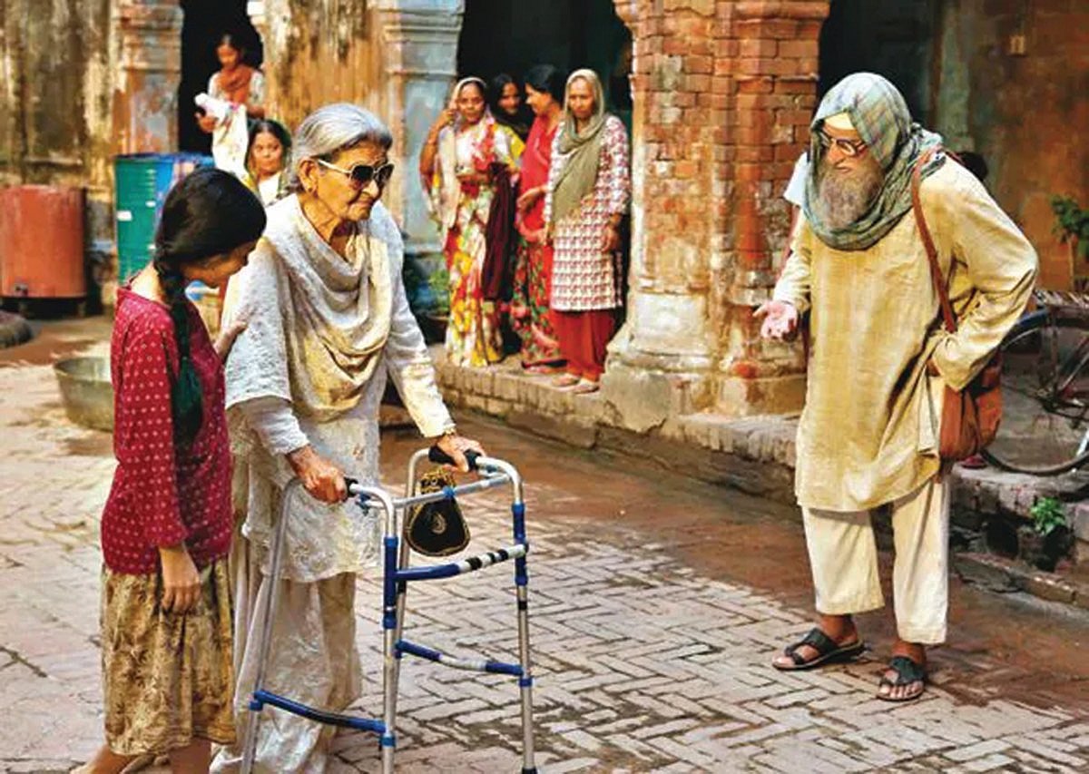 In 'Gulabo Sitabo'