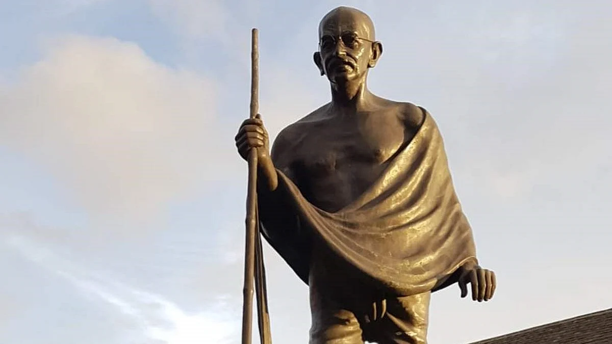 UP: Speeding truck hits Gandhi statue, damages structure