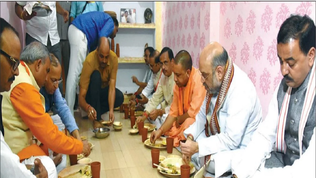 Amit Shah, Yogi Adityanath, Keshav Maurya and Dinesh Sharma having lunch at a BJP worker’s house in Lucknow