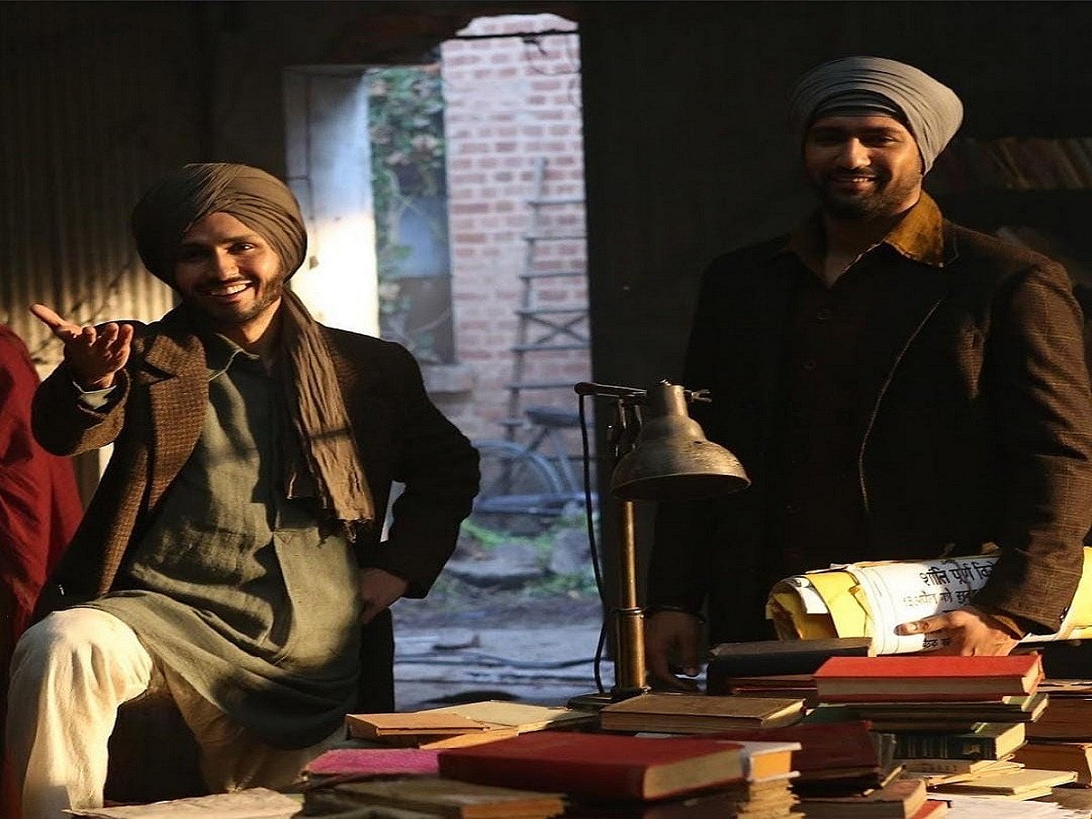 Vicky Kaushal introduces Amol Parashar who will be seen as Shaheed Bhagat Singh in 'Sardar Udham"