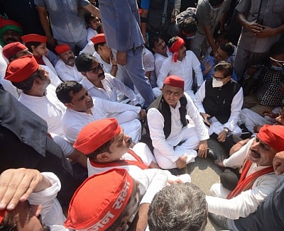 Akhilesh, Ram Gopal, Shivpal released in Lucknow