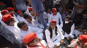 Akhilesh, Ram Gopal, Shivpal released in Lucknow