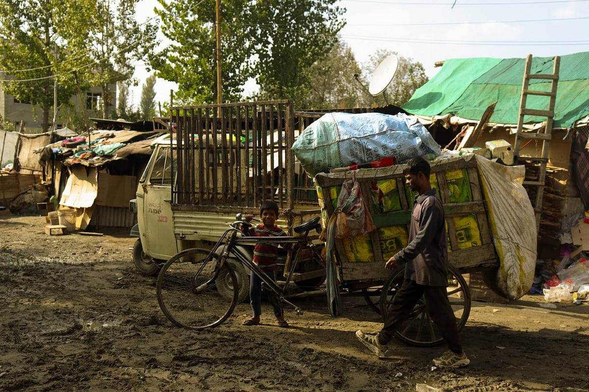 Migrant workers toil hard in Kashmir to scrape a living