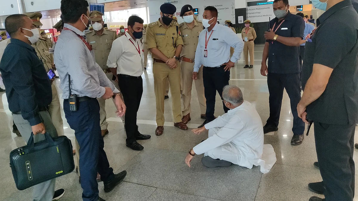 WATCH: Chhattisgarh CM Bhupesh Baghel stopped from leaving Lucknow airport