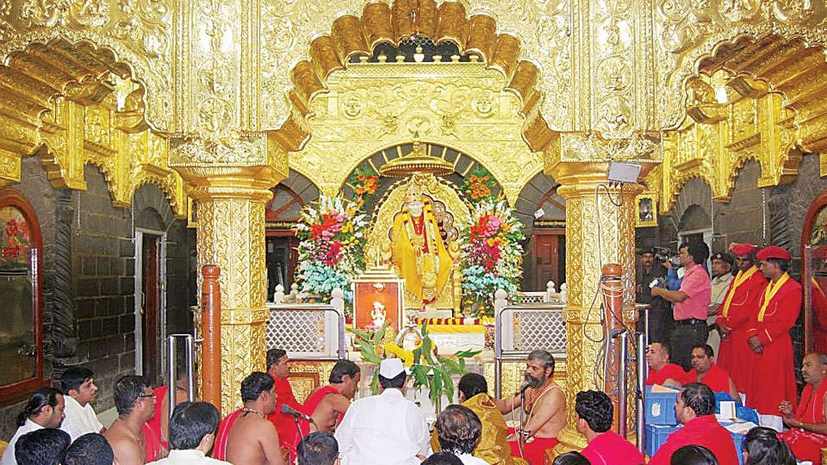 Religious places reopen in Maha; CM visits Mumbai temple on 1st day of Navratri 