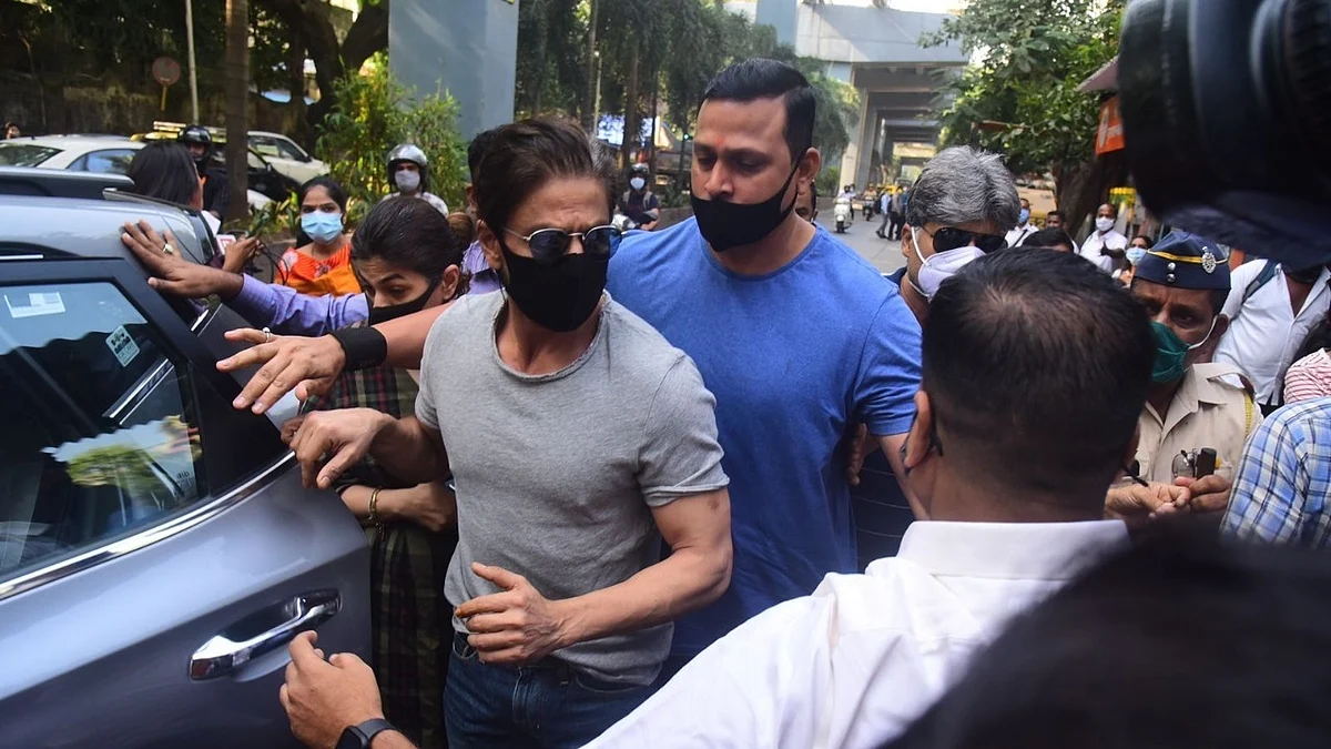 SRK goes to fetch Aryan Khan from jail on bail