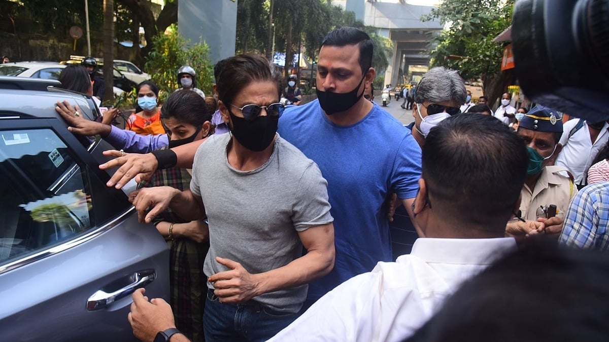SRK goes to fetch Aryan Khan from jail on bail
