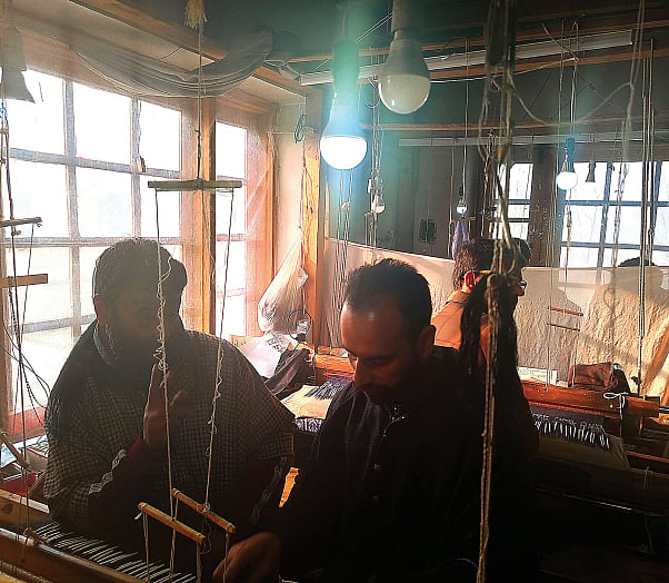 Kashmiri weavers of Pashmina ‘Kani’ shawls left in the lurch