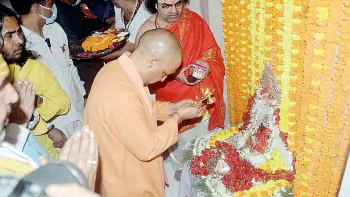 Yogi Adityanath installing the statue