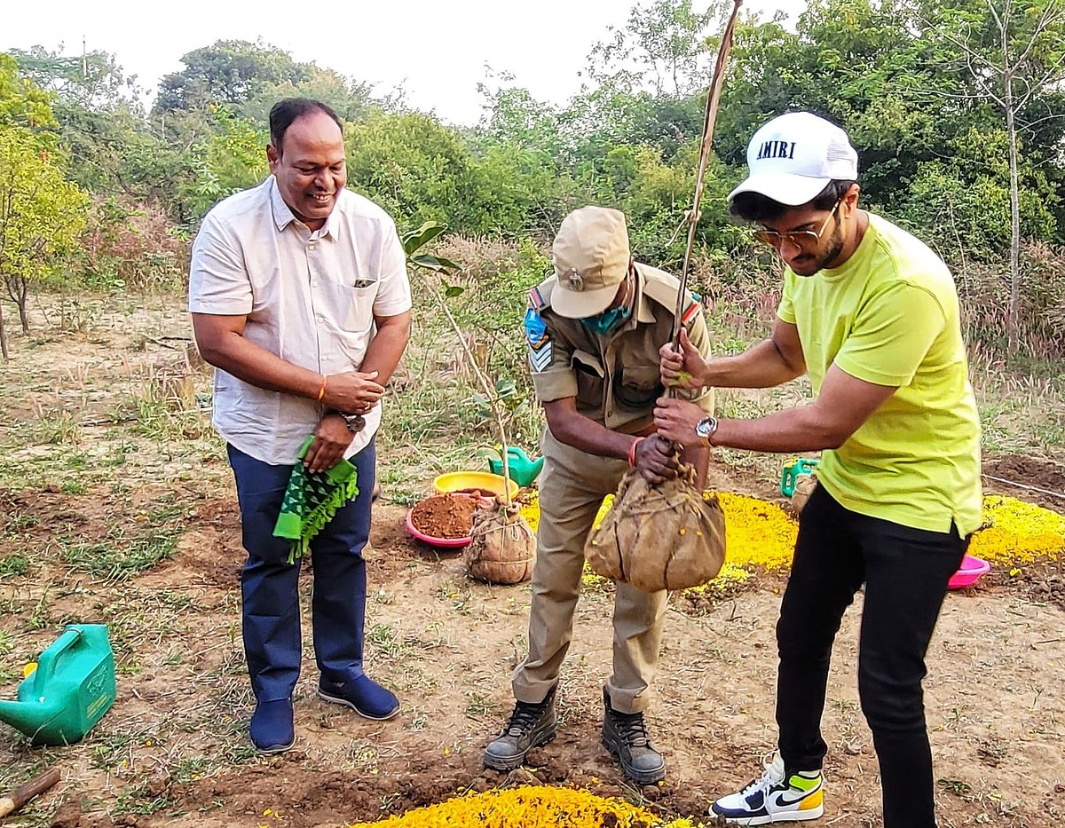 Dulquer Salmaan takes part in Green India Challenge