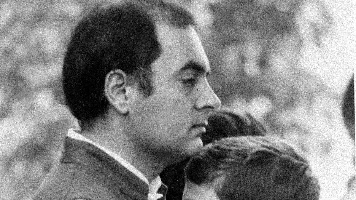 A young Rahul Gandhi embraces his father, Rajiv Gandhi  