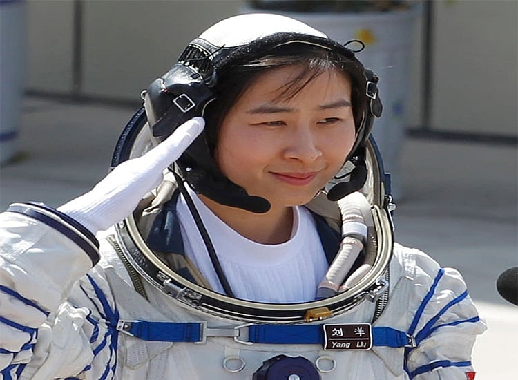 First Chinese woman walks in space, scripts history