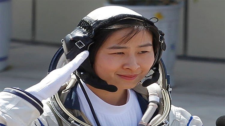 First Chinese woman walks in space, scripts history