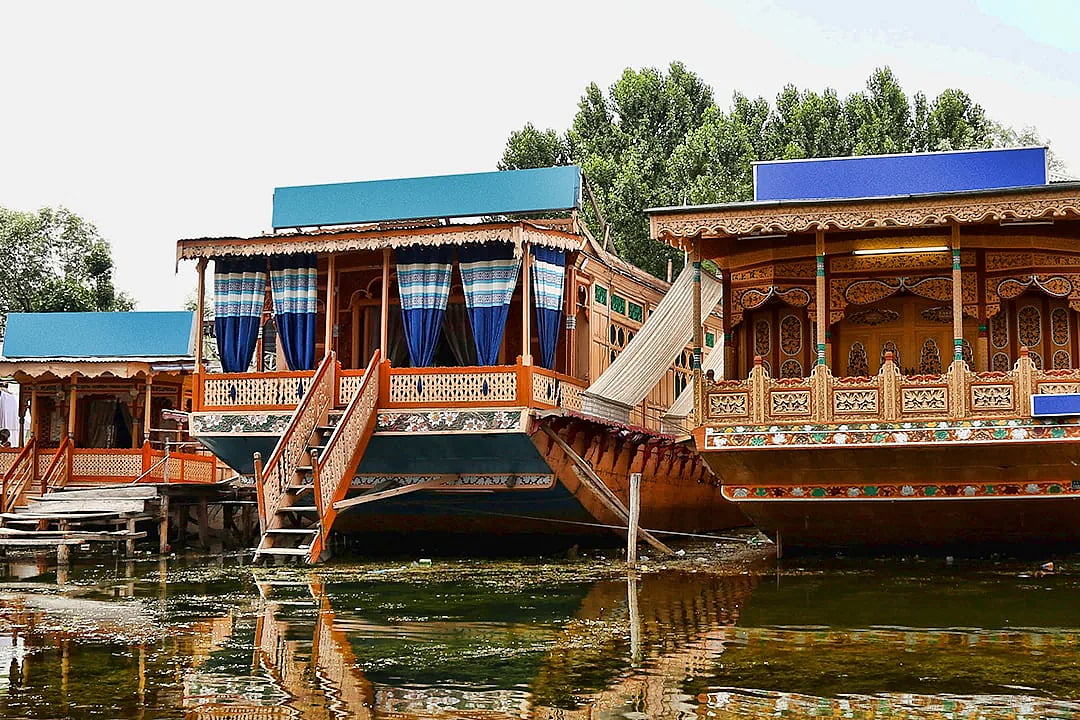 7 houseboats gutted in Kashmir's Nigeen Lake