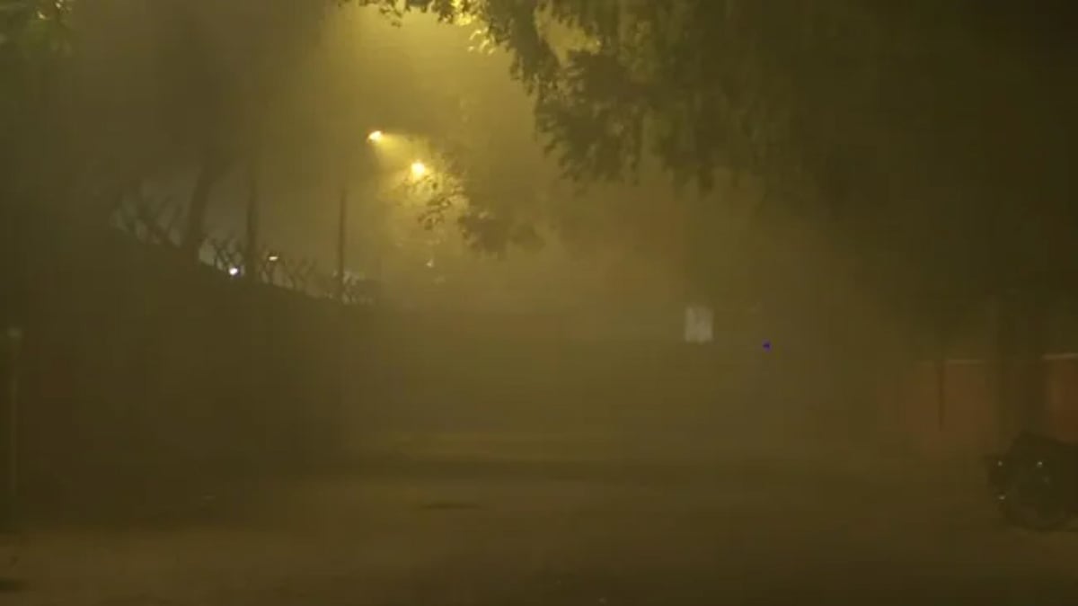 Delhi gasps for air on Diwali night as cracker ban goes up in smoke, AQI 'severe'