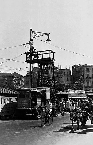 Gas light workers maintain a lamp post, Bombay, 1946