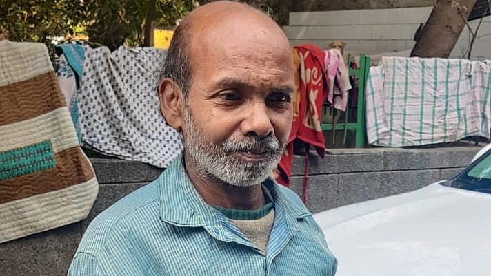 Delhi: Meet a homeless man who provides shelter to stray dogs