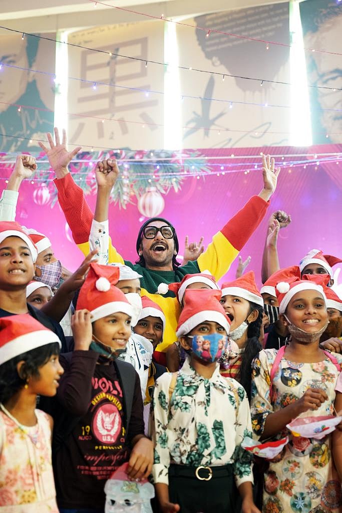 Superstar Ranveer Singh spreads Christmas cheer with kids by showing them 83!