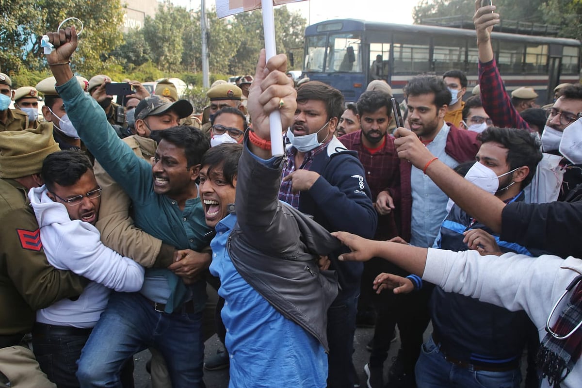 Delhi Police stops agitating doctors from marching towards Supreme Court