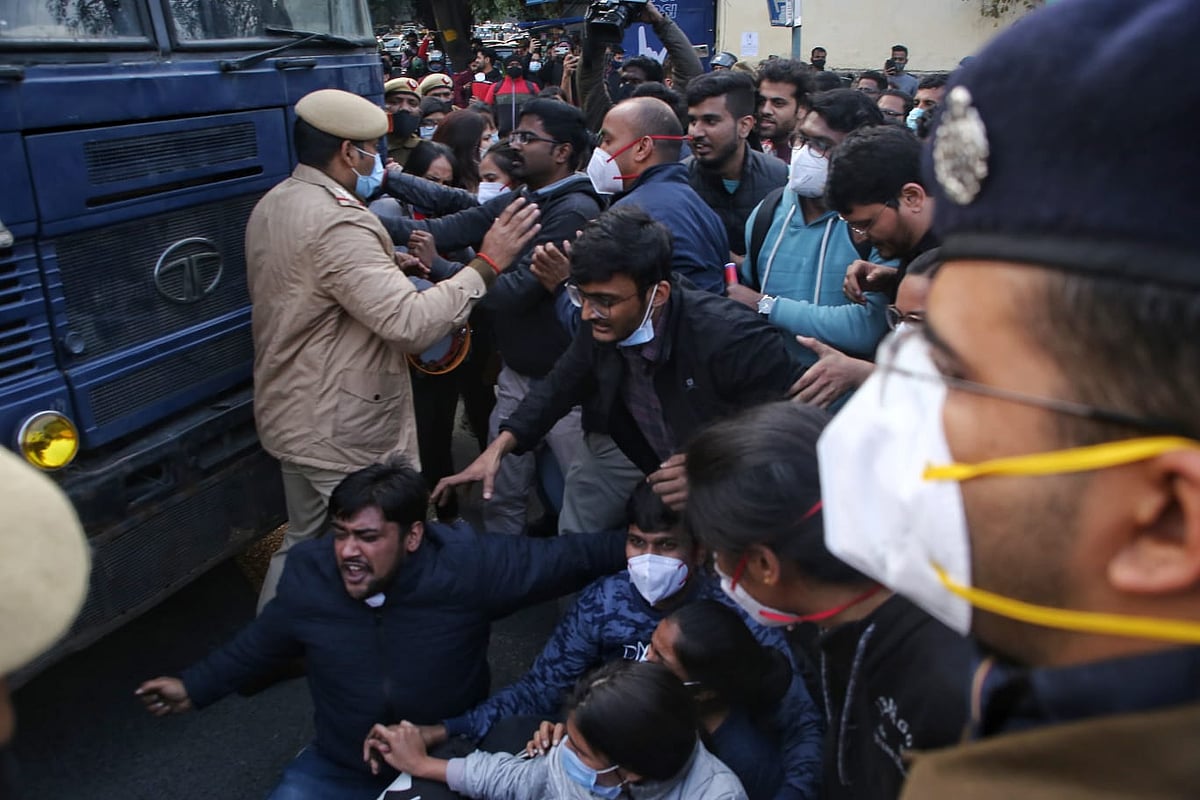 Delhi Police stops agitating doctors from marching towards Supreme Court