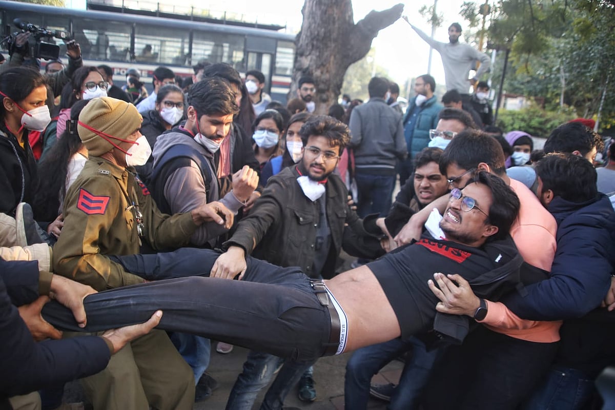Delhi Police stops agitating doctors from marching towards Supreme Court
