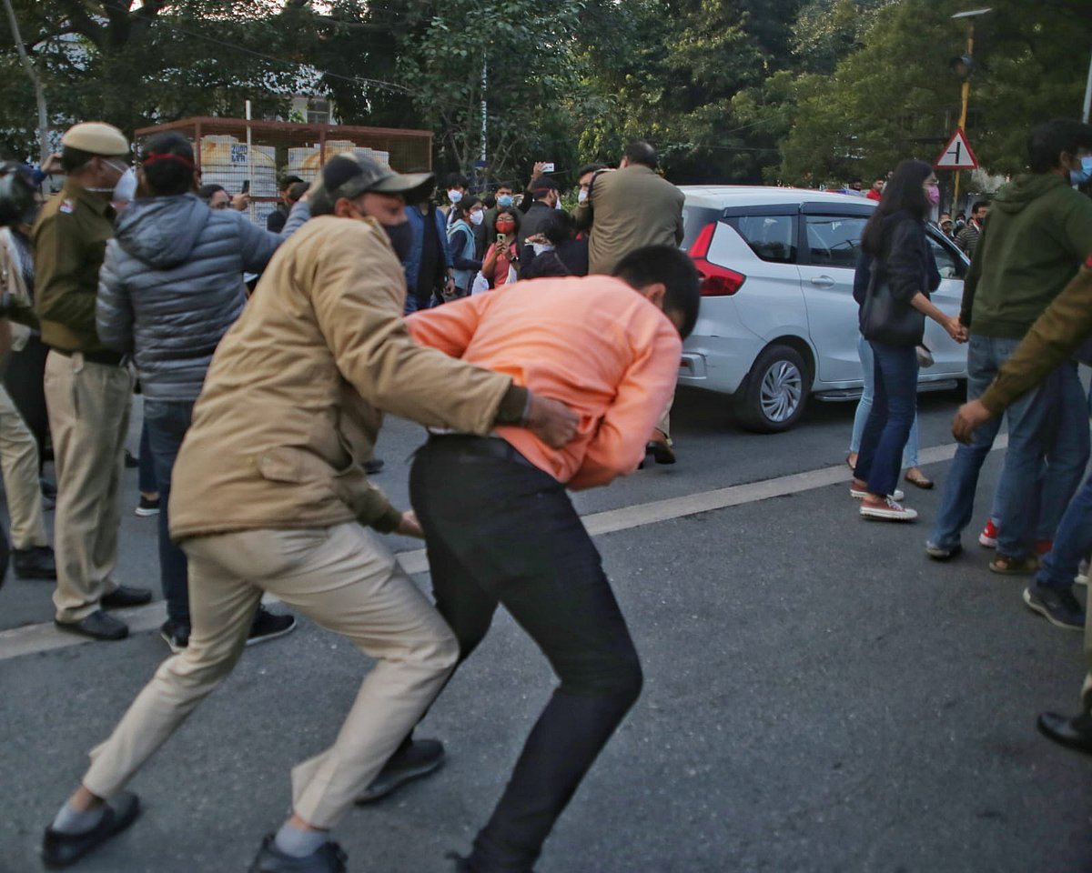 Delhi Police stops agitating doctors from marching towards Supreme Court