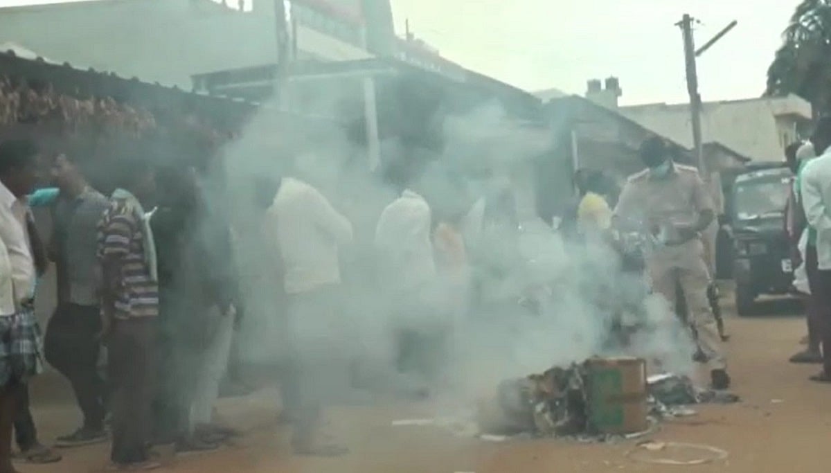 K'taka: Hindu activists stop conversion 'bid', burn religious books