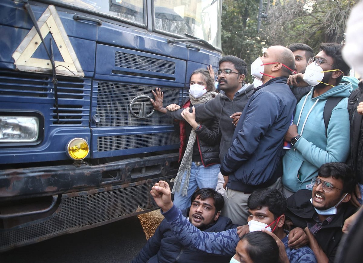 Delhi Police stops agitating doctors from marching towards Supreme Court