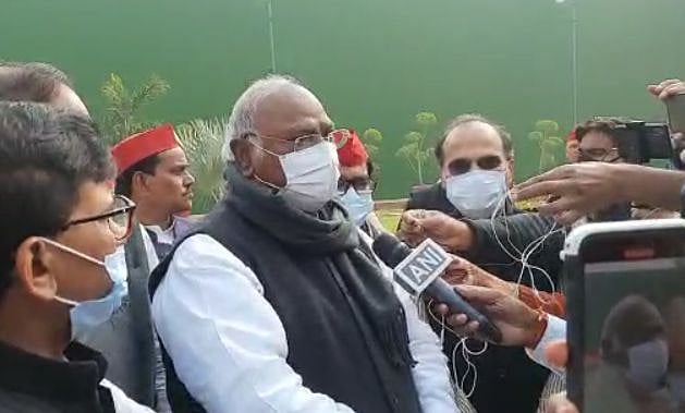 Opposition suspends dharna, condemns govt for not allowing them to pay tributes to Gen Rawat inside RS