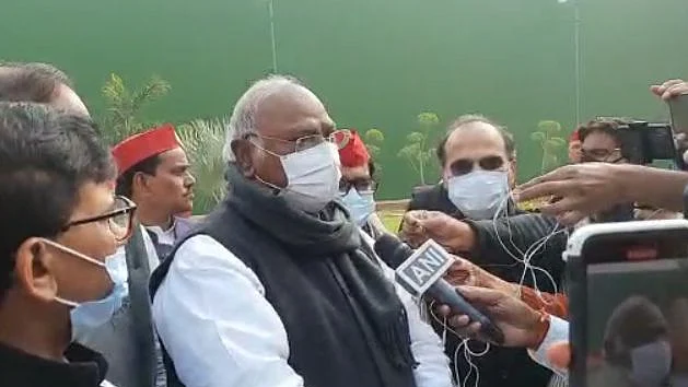 Opposition suspends dharna, condemns govt for not allowing them to pay tributes to Gen Rawat inside RS