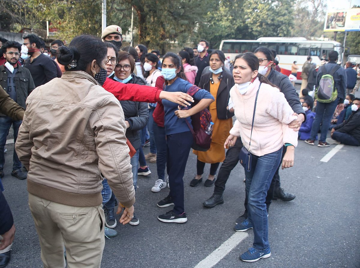 Delhi Police stops agitating doctors from marching towards Supreme Court