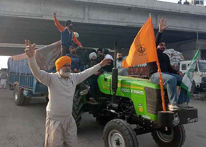 Victorious farmers returning home from Delhi borders
