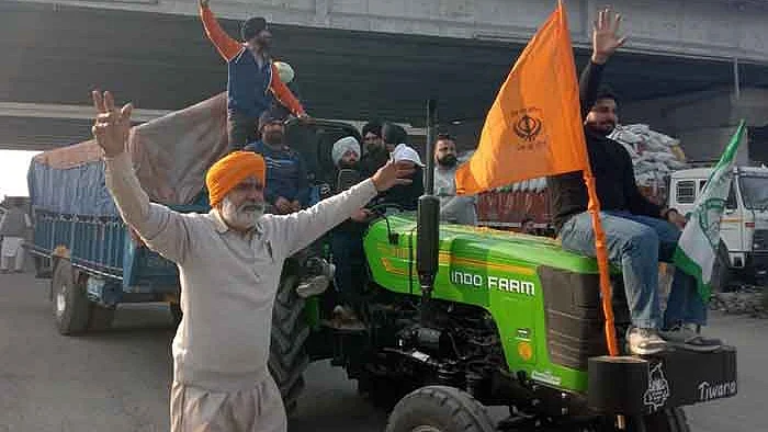 Victorious farmers returning home from Delhi borders
