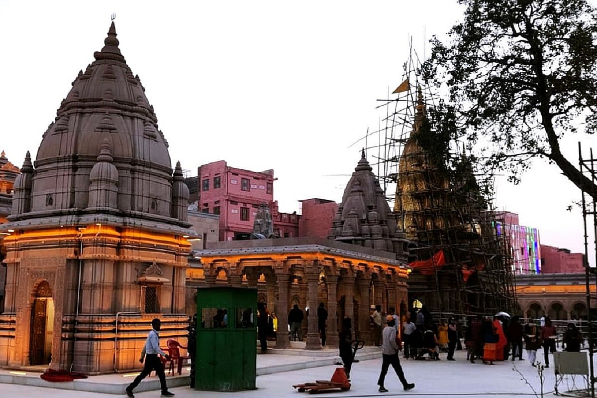 Tension outside Kashi Vishwanath Dham complex as two groups shout slogans