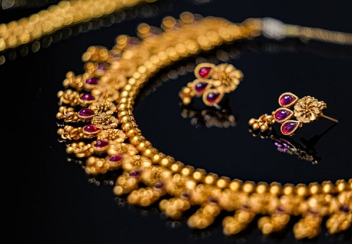Colonel's wife alleges theft of jewellery by airport security