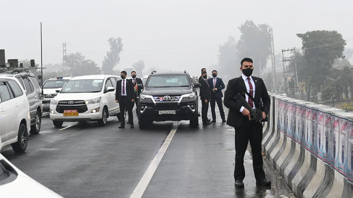 PM Modi may not mind convoy being stranded on road if he emulated his Dutch counterpart who pedals to office