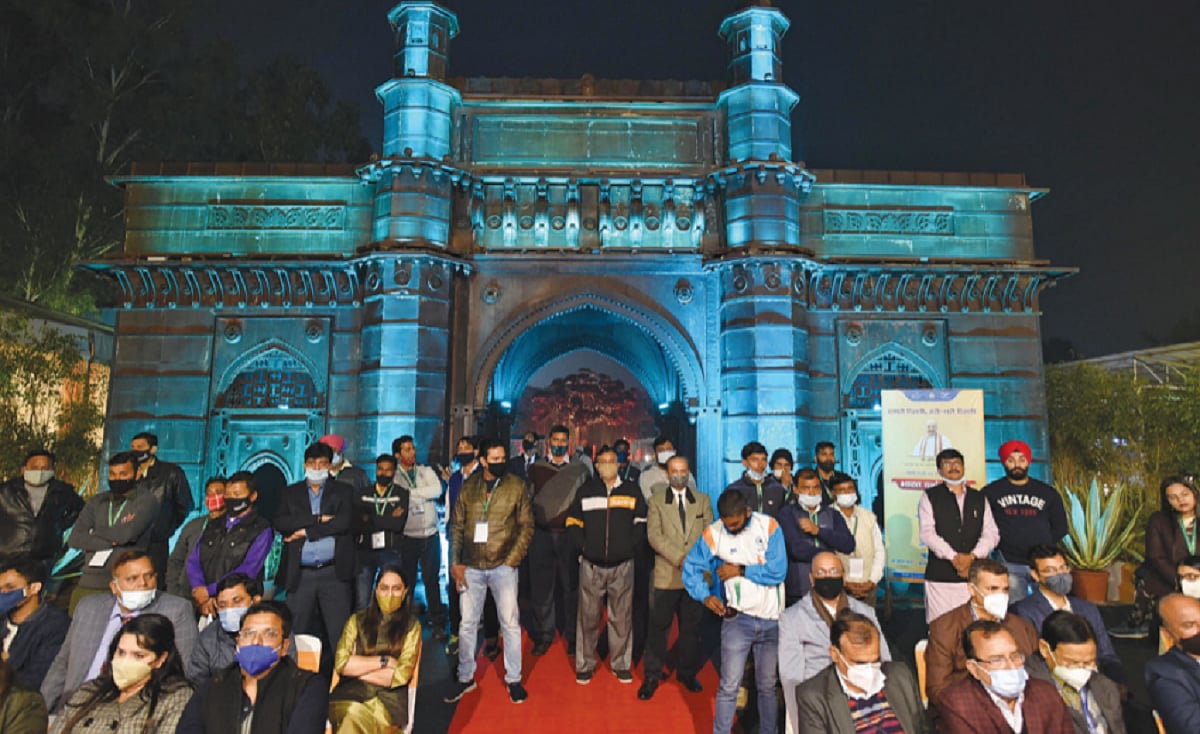 Delhi Musings: Politics at Bharat Darshan Park and competing billboards of men, not products