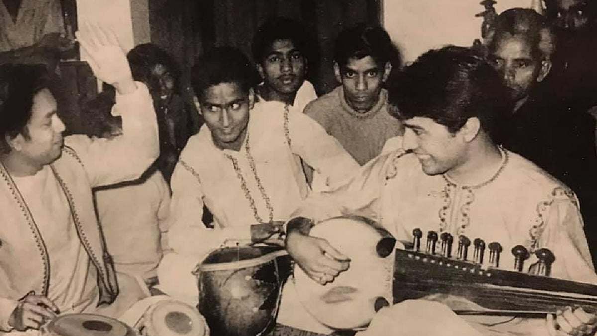 Pandit Birju Maharaj paying the table to Amjad Ali Khan's Sarod